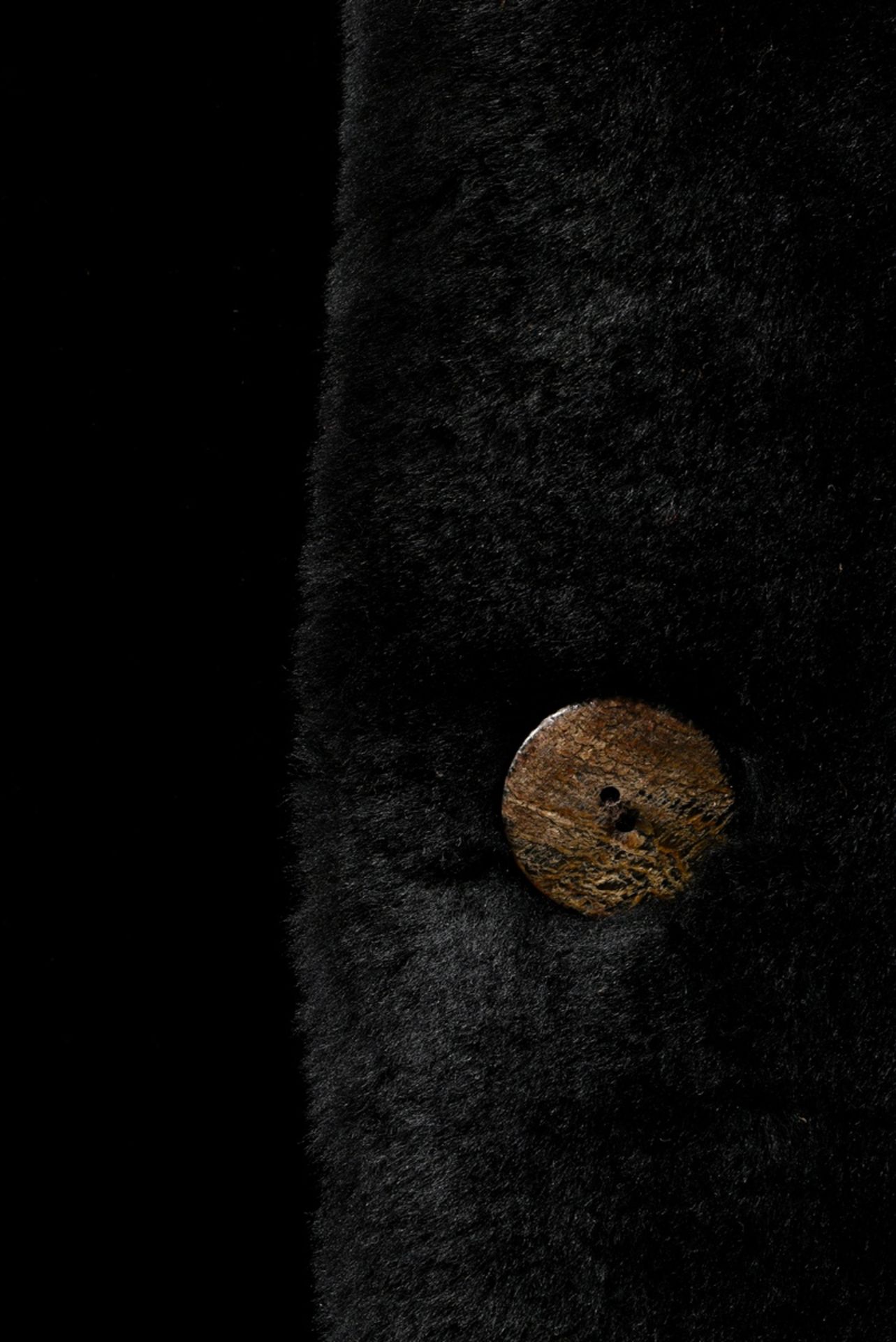 Gerade geschnittene Shearling Wendejacke mit beidseitigen Taschen und Knöpfen, Lammfell schwarz gef - Bild 6 aus 7