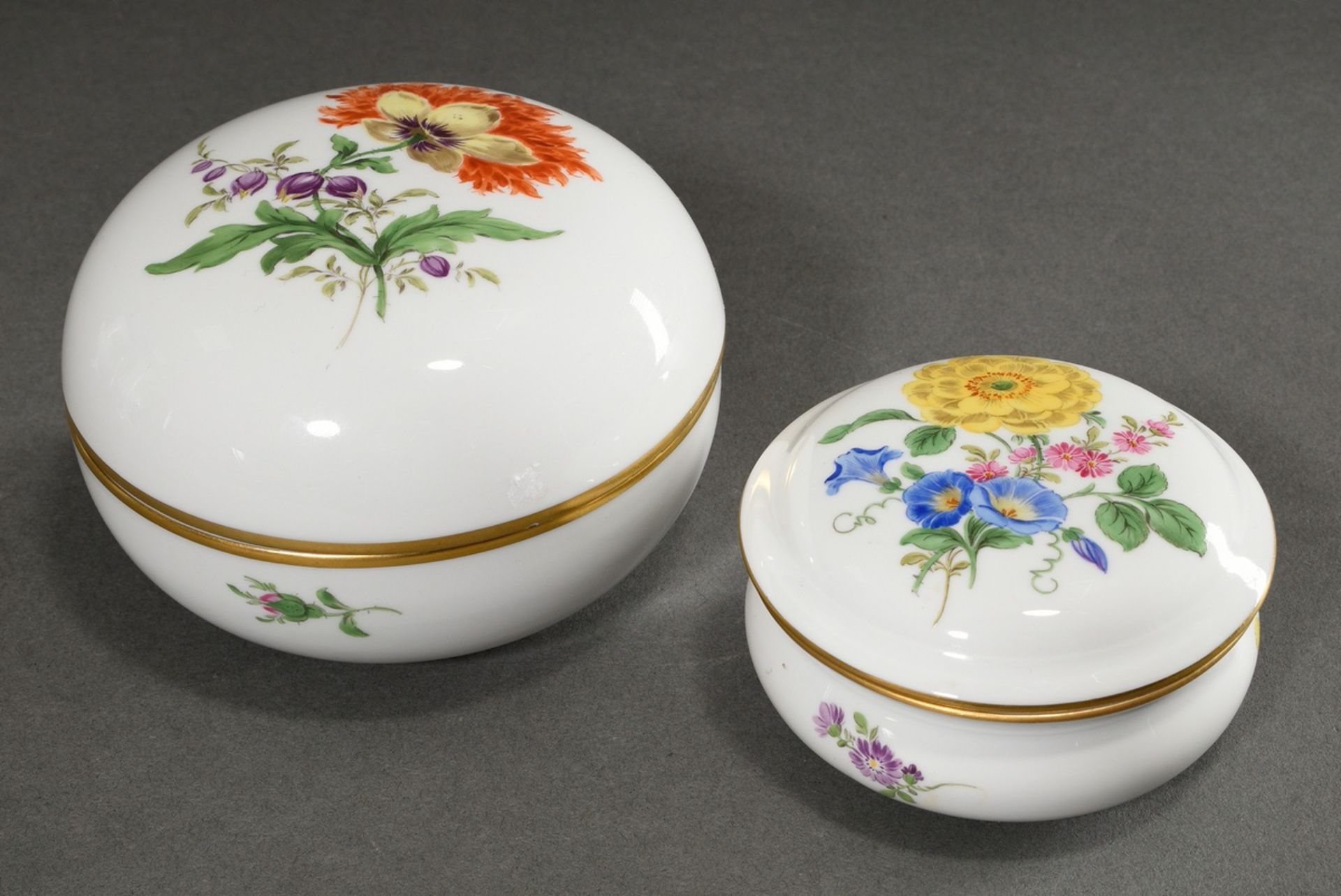 5 Pieces Meissen "Deutsche Blume": 2 goblet vases with handle (h. 22cm), 2 various round lidded box - Image 2 of 7