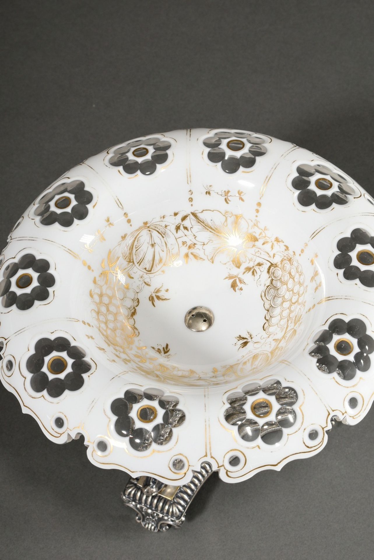 Biedermeier Zuckeraufsatz mit weißer Überfangglas Schale und Goldstaffage auf opulent ornamentierte - Bild 2 aus 7