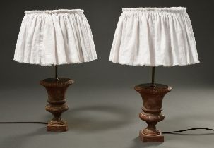 Paar Gusseisen Medici Vasen als Lampen montiert, Stoff bezogene Schirme mit extra Leinen Behang, H.