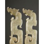 2 Diverse flache Ornamente "Stilisierte Drachen" in archaischem Stil mit genoppter Oberfläche, hell