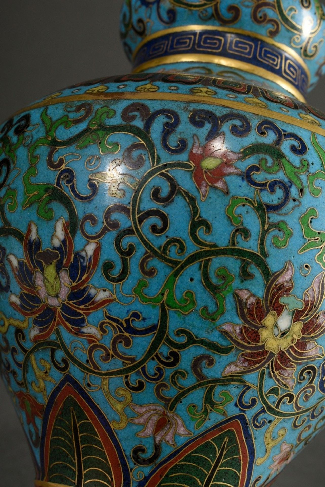 Cloisonné "Holy Water" Vase mit feuervergoldeten Bronze Rändern und reichem floralem Dekor auf türk - Bild 4 aus 8