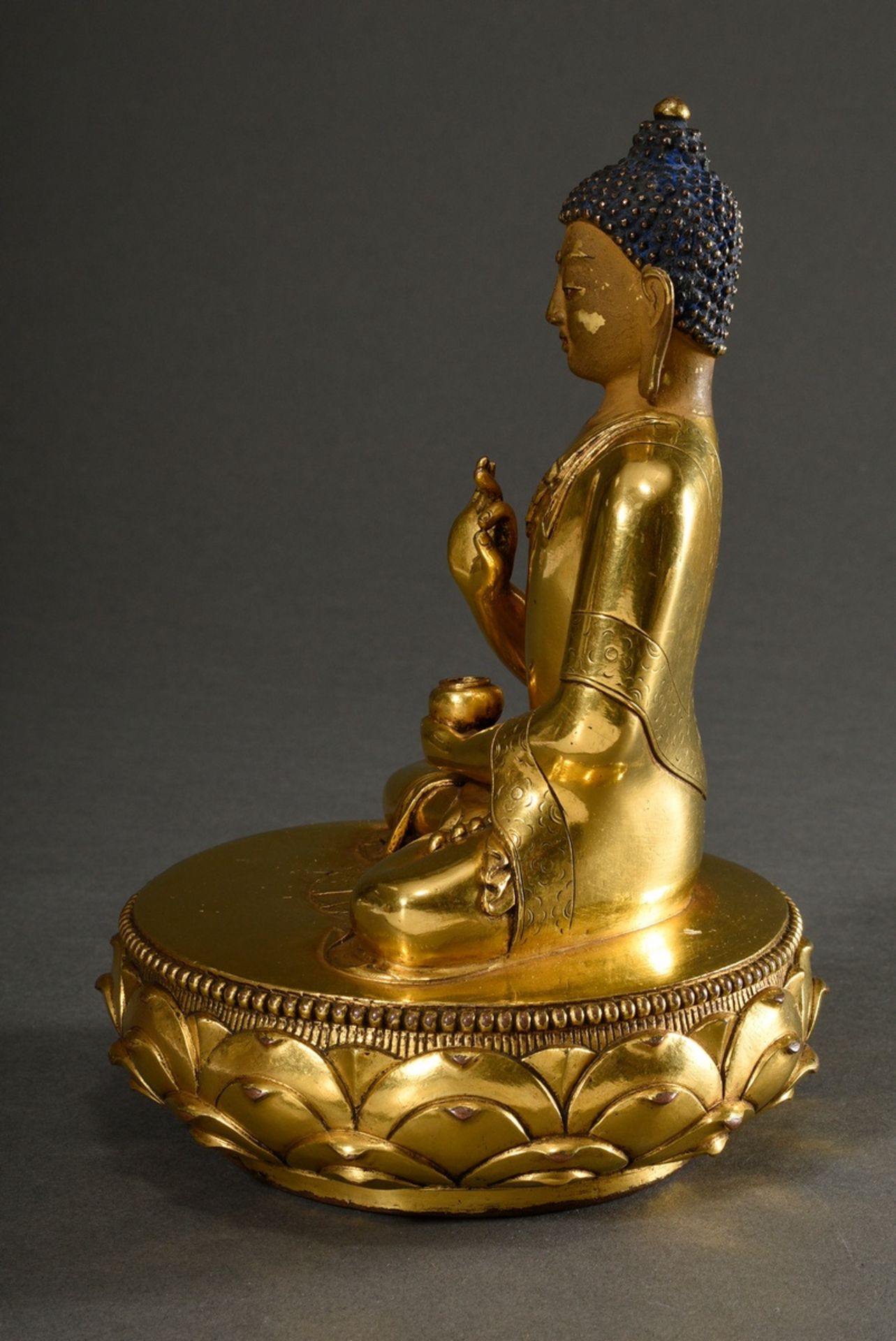 Feine sinotibetische Figur "Buddha in Vitarka Mudra", feuervergoldete Bronze mit polychromer Kaltbe - Bild 4 aus 8