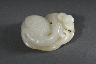 Helles Jade Toggle "Reiher und Mandarinente auf Lotosblatt", China, 4,5x3,8x1,2cm