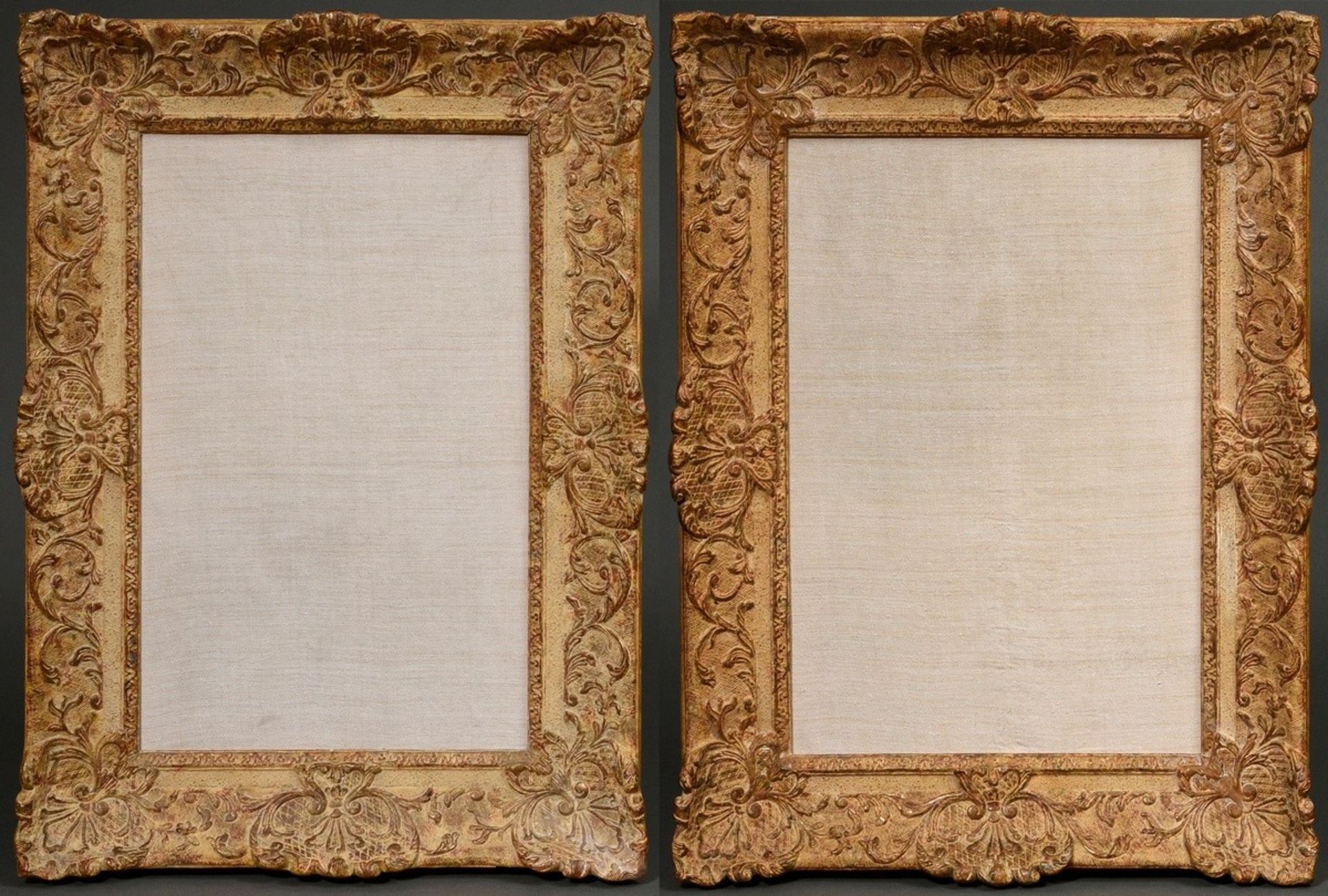 Paar französische Rahmen mit floralen Reliefs in der Voute, 18./19.Jh., Holz geschnitzt, gefasst un