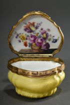 Monochrome yellow porcelain tabatiere with ornamental relief on a cambered body with egg bar on the