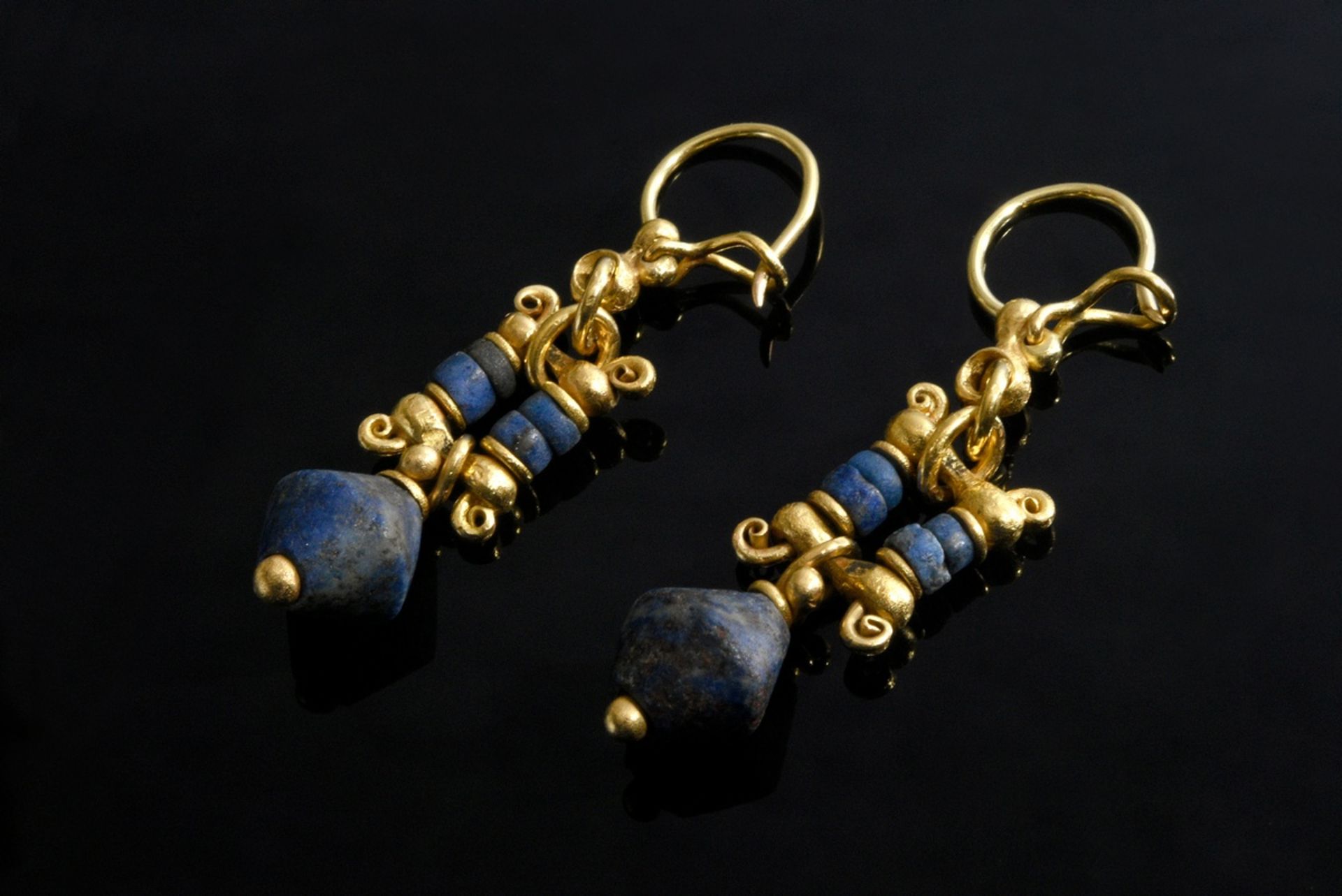 Paar 900/750 Ohrhänger mit großen und kleinen Lapislazuli Perlen (Afghanistan um 2100-1650 v. Chr.)