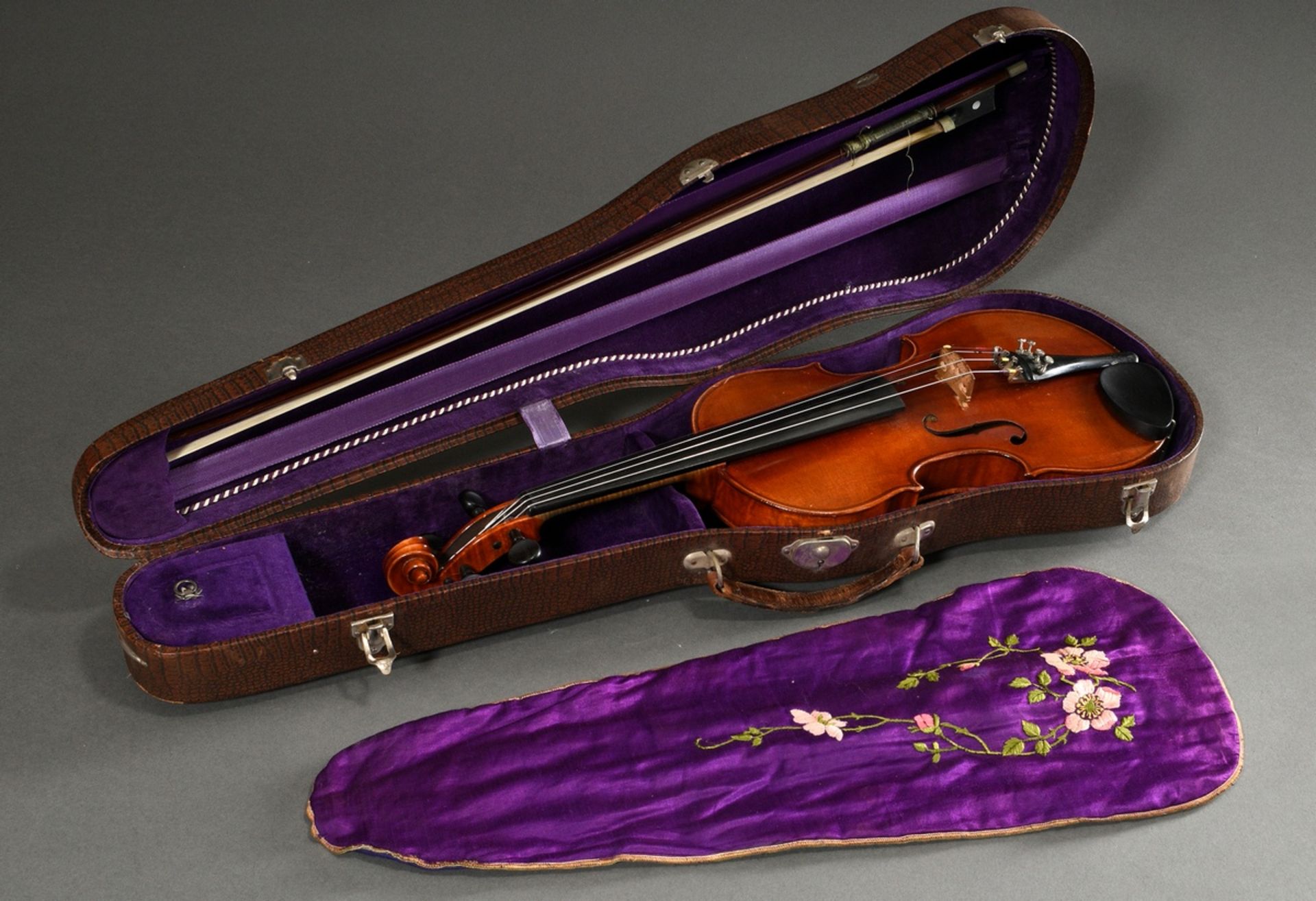 Sächsische Geige mit Koffer und Bogen, Zettel innen "E.O. Reichel Markneukirchen Juli 1925 Made in  - Bild 13 aus 21