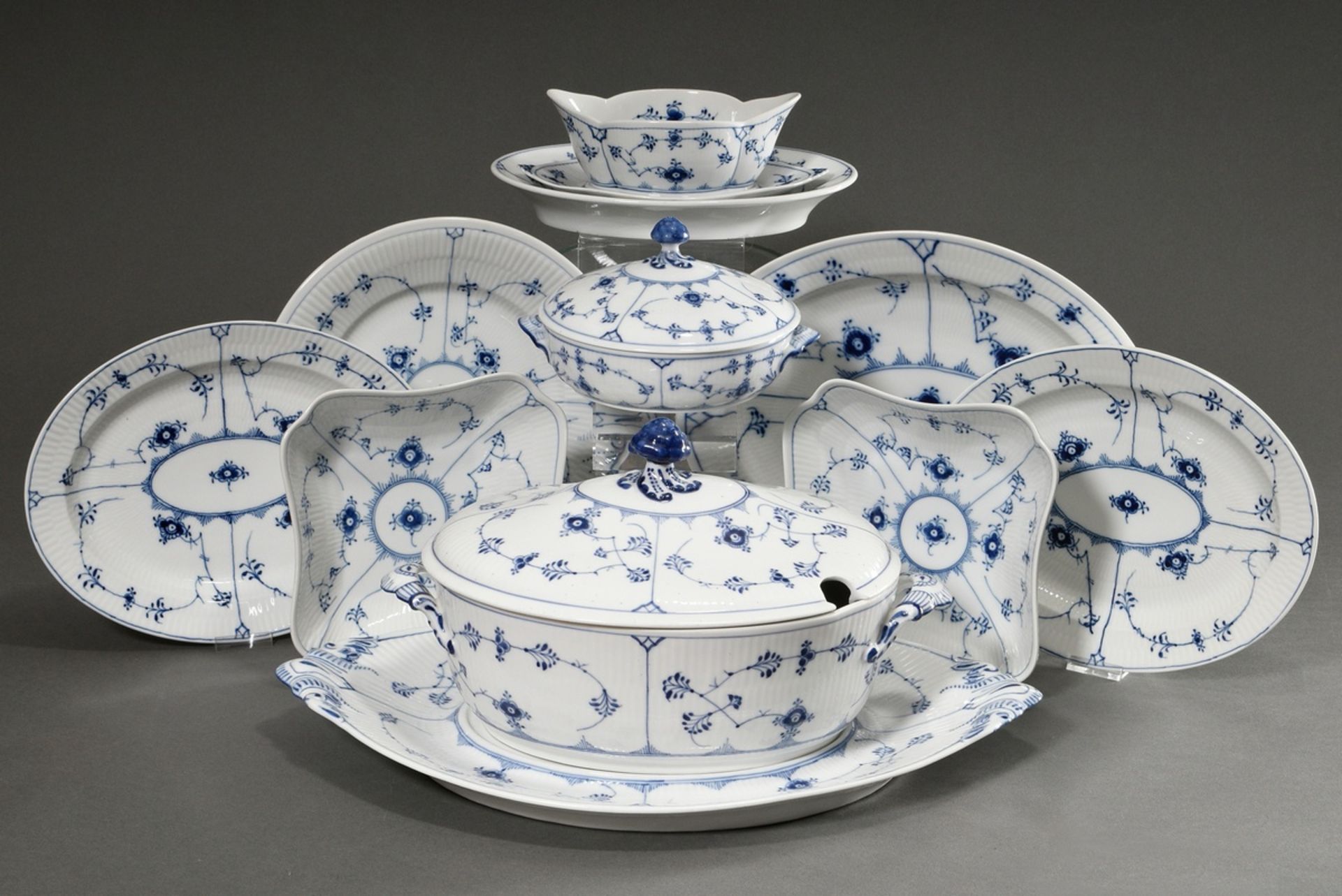10 Pieces Royal Copenhagen "Musselmalet fluted plain" consisting of: 1 oval lidded tureen (21.5x38x - Image 2 of 7