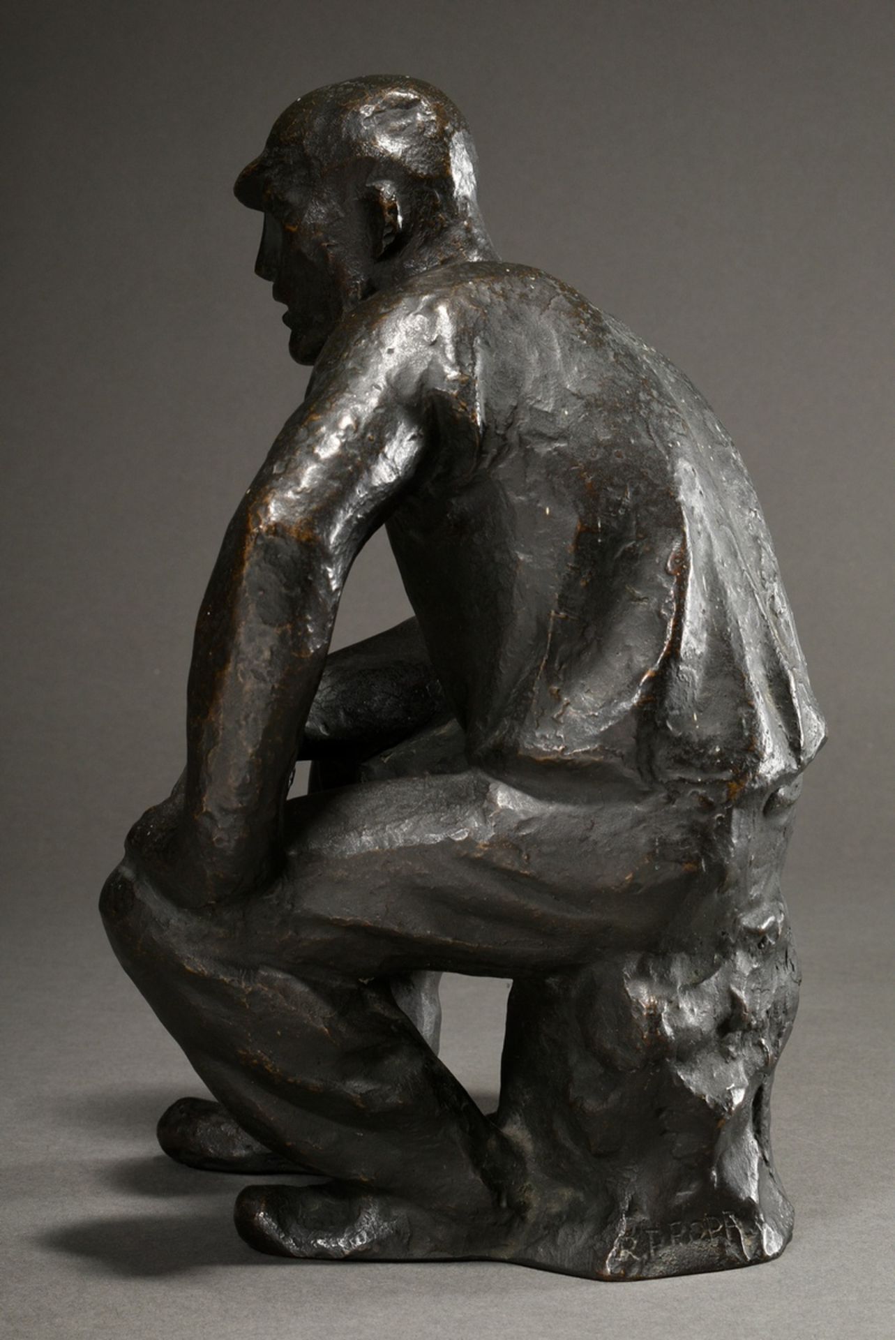 Propf, Robert (1910-1986) „Sitzender Bergmann“, Bronze, dunkel patiniert, verso sign., H. 29cm, min - Bild 4 aus 7
