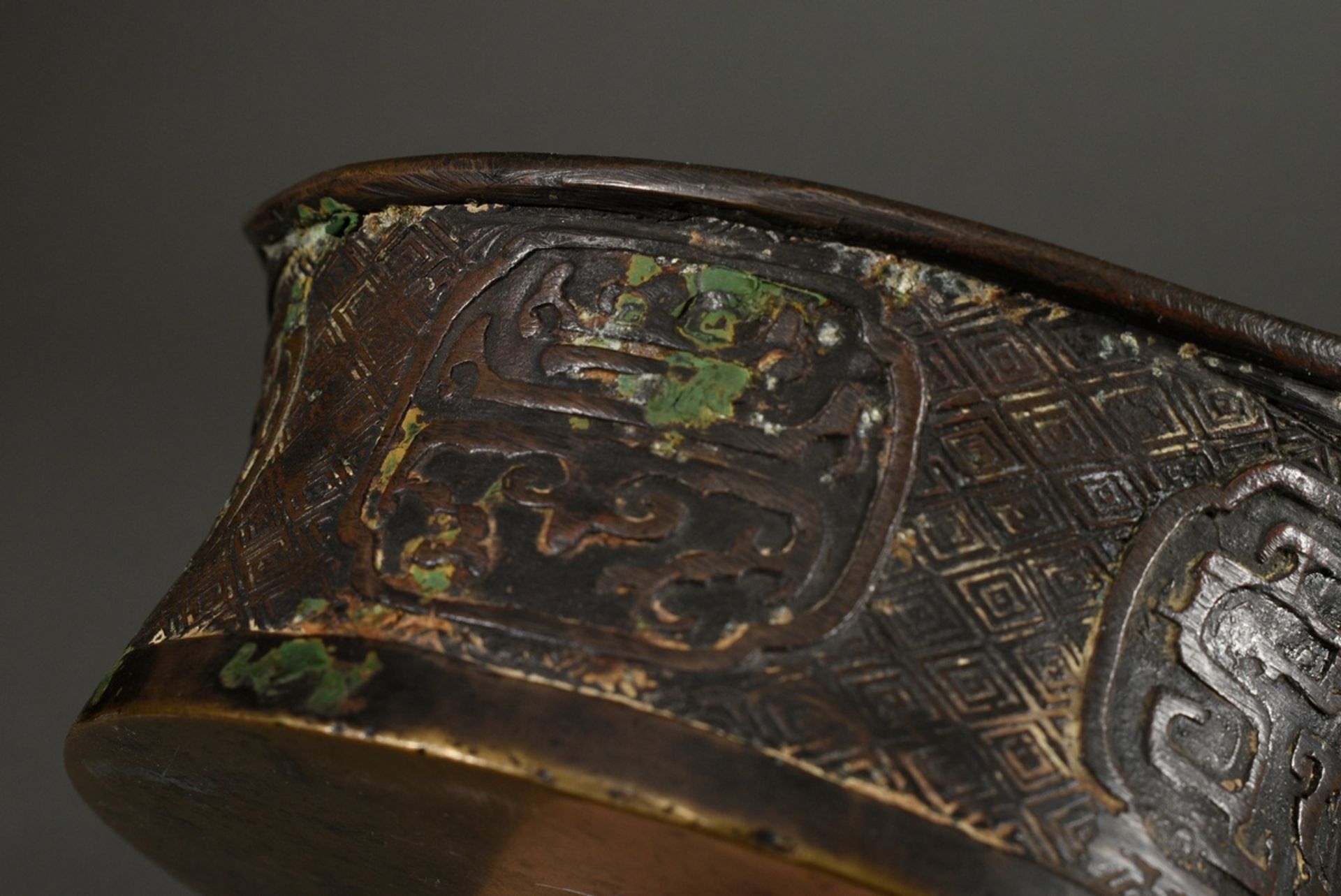 Chinesisches Bügeleisen mit archaischem "Drachendekor auf Leiwen-Grund", flacher Boden und hinten h - Bild 2 aus 9