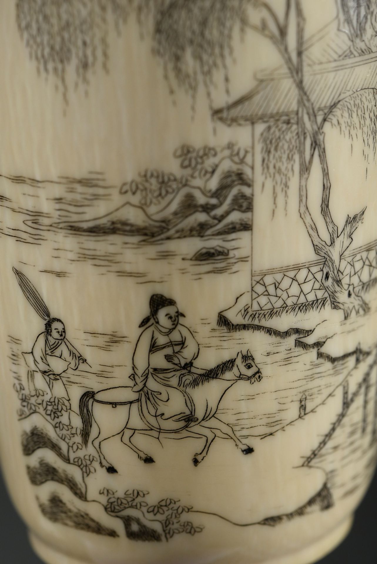 Elfenbein Vase mit langem Gedicht in Miniatur Schrift und 2 Szenen mit Gelehrten in Gebirgslandscha - Bild 9 aus 11