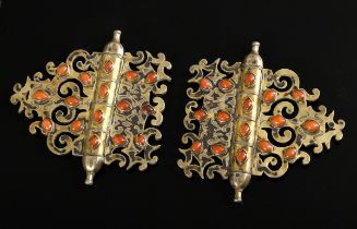Paar Tekke Turkmenen Amulettbehälter „Tumar“ mit je 16 navettförmigen karneolfarbenen Steinen und v