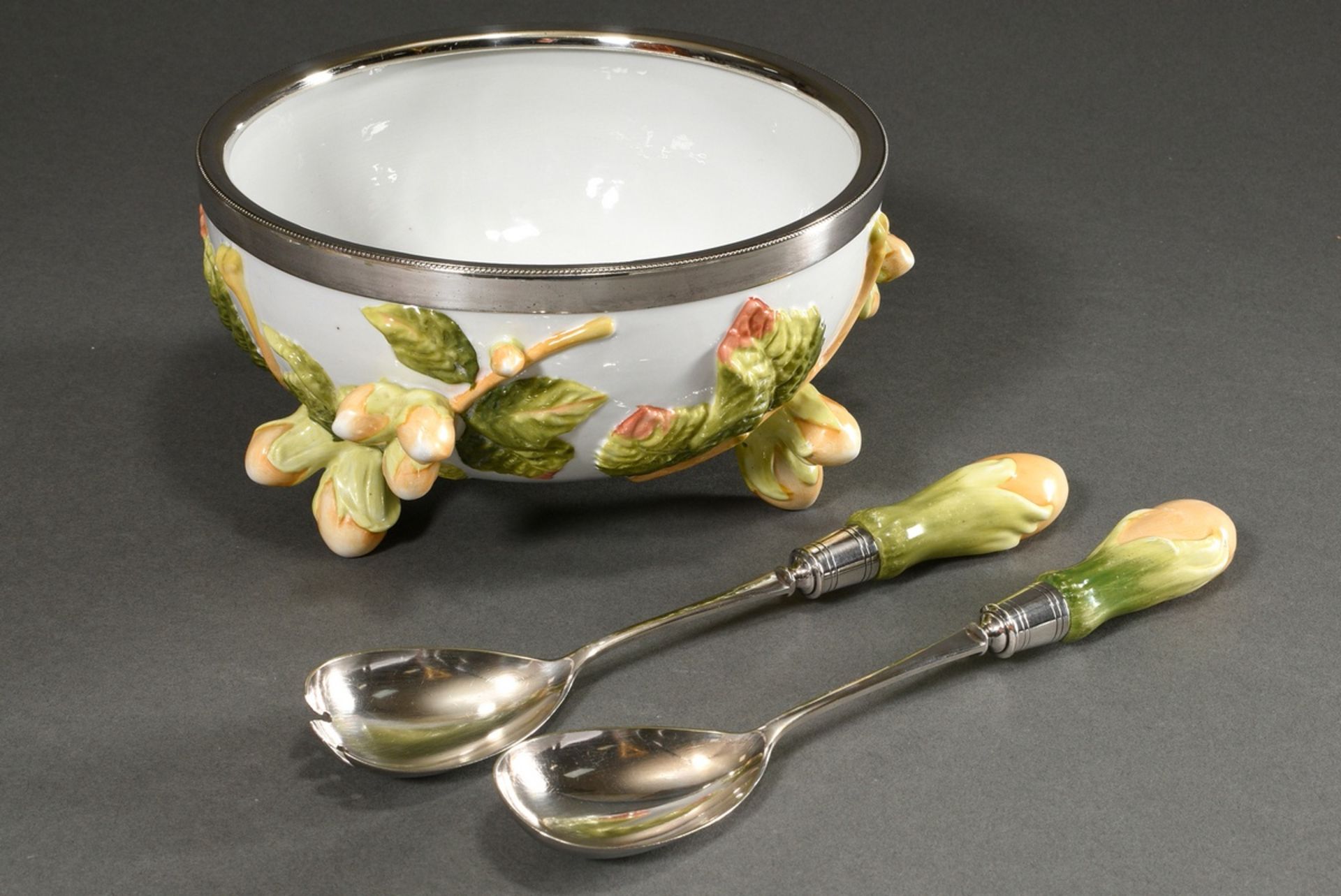 3 Pieces porcelain salad bowl (Ø 21,5cm) and servers (l. 12cm) with sculpted hazelnut decor, color  - Image 2 of 6