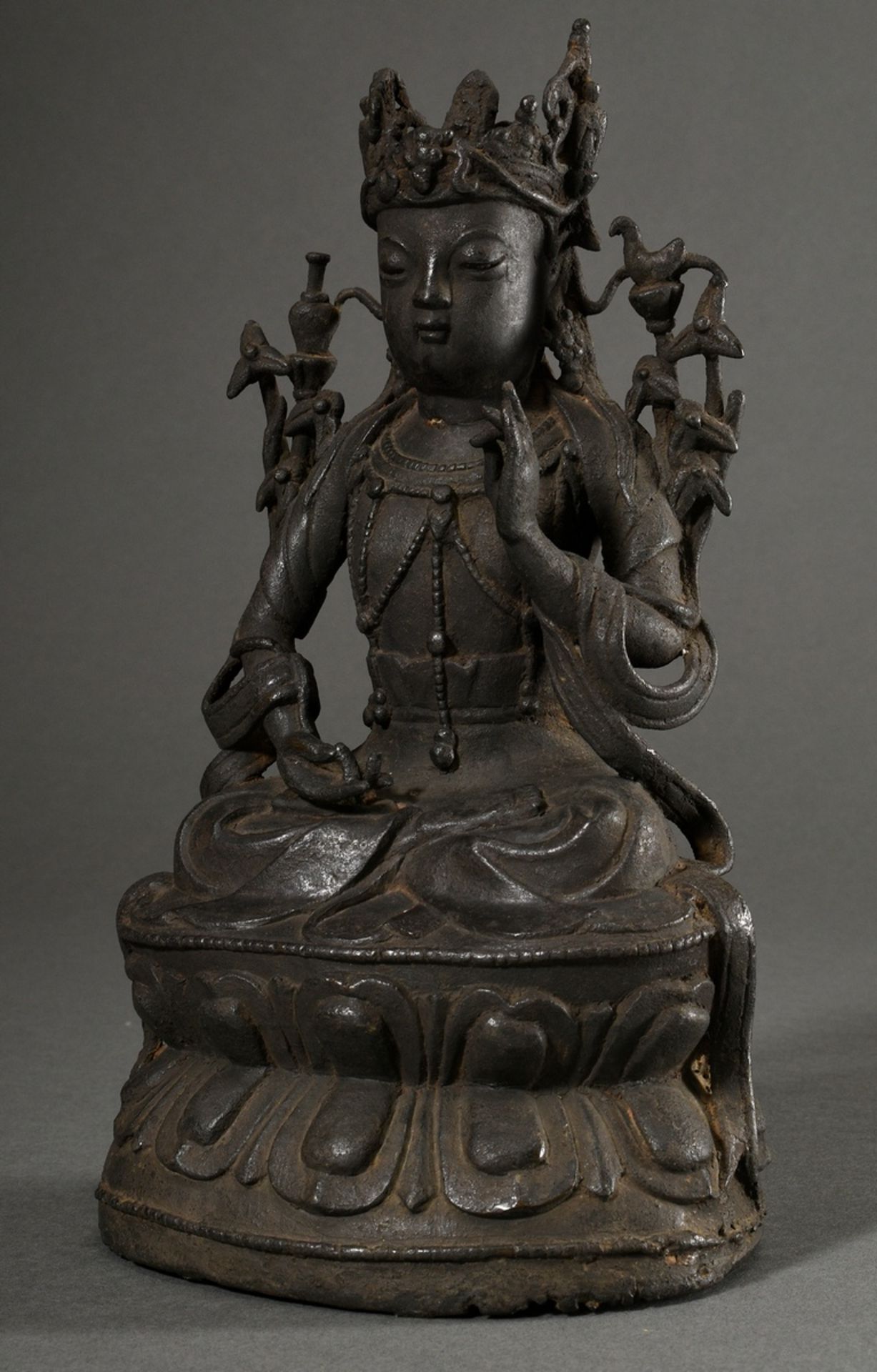 Chinesische Bodhisattva Avalokiteshvara / Guanyin Pusa mit Krone und Schmuck auf Kundika-Vase und K - Bild 3 aus 10