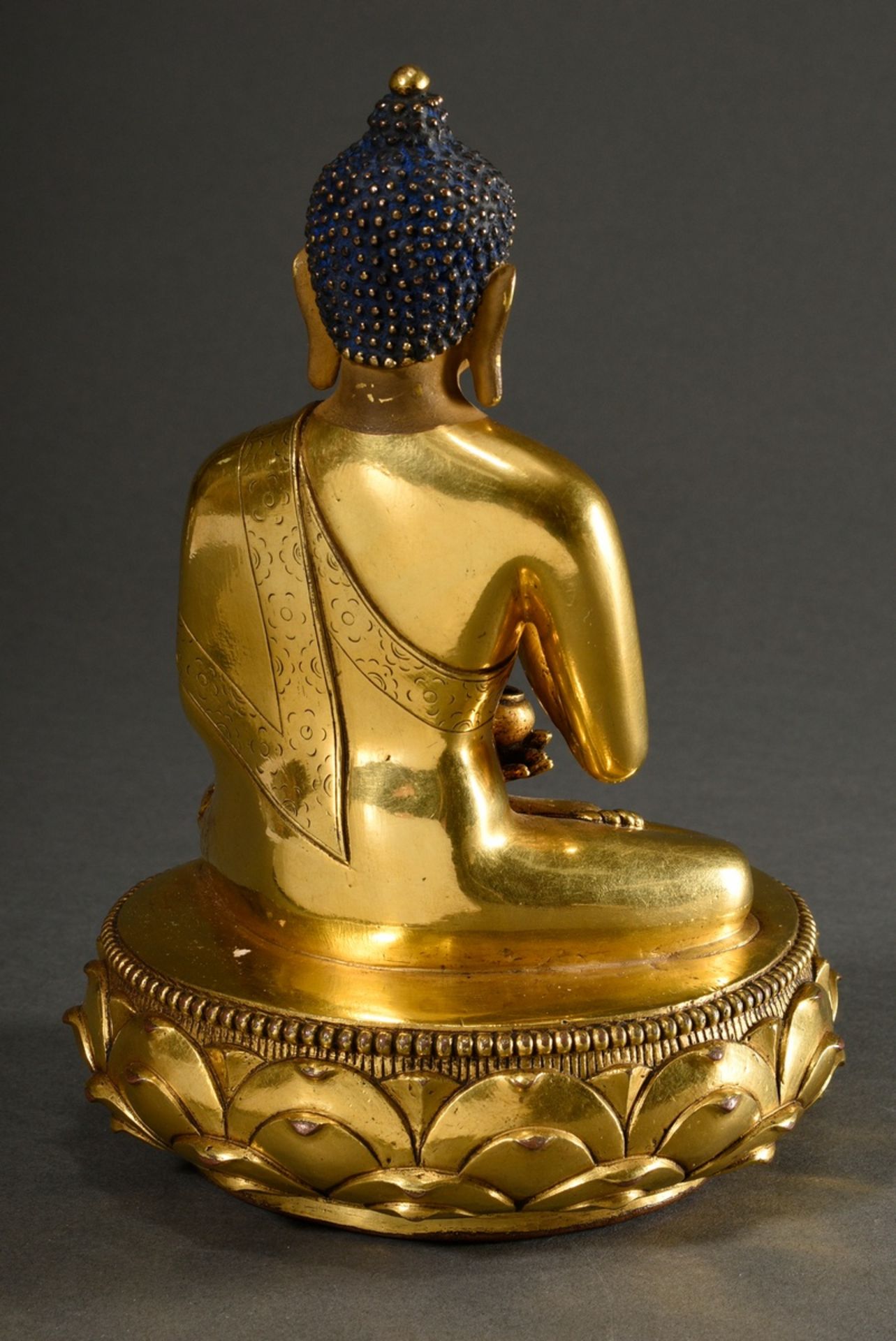 Feine sinotibetische Figur "Buddha in Vitarka Mudra", feuervergoldete Bronze mit polychromer Kaltbe - Bild 3 aus 8