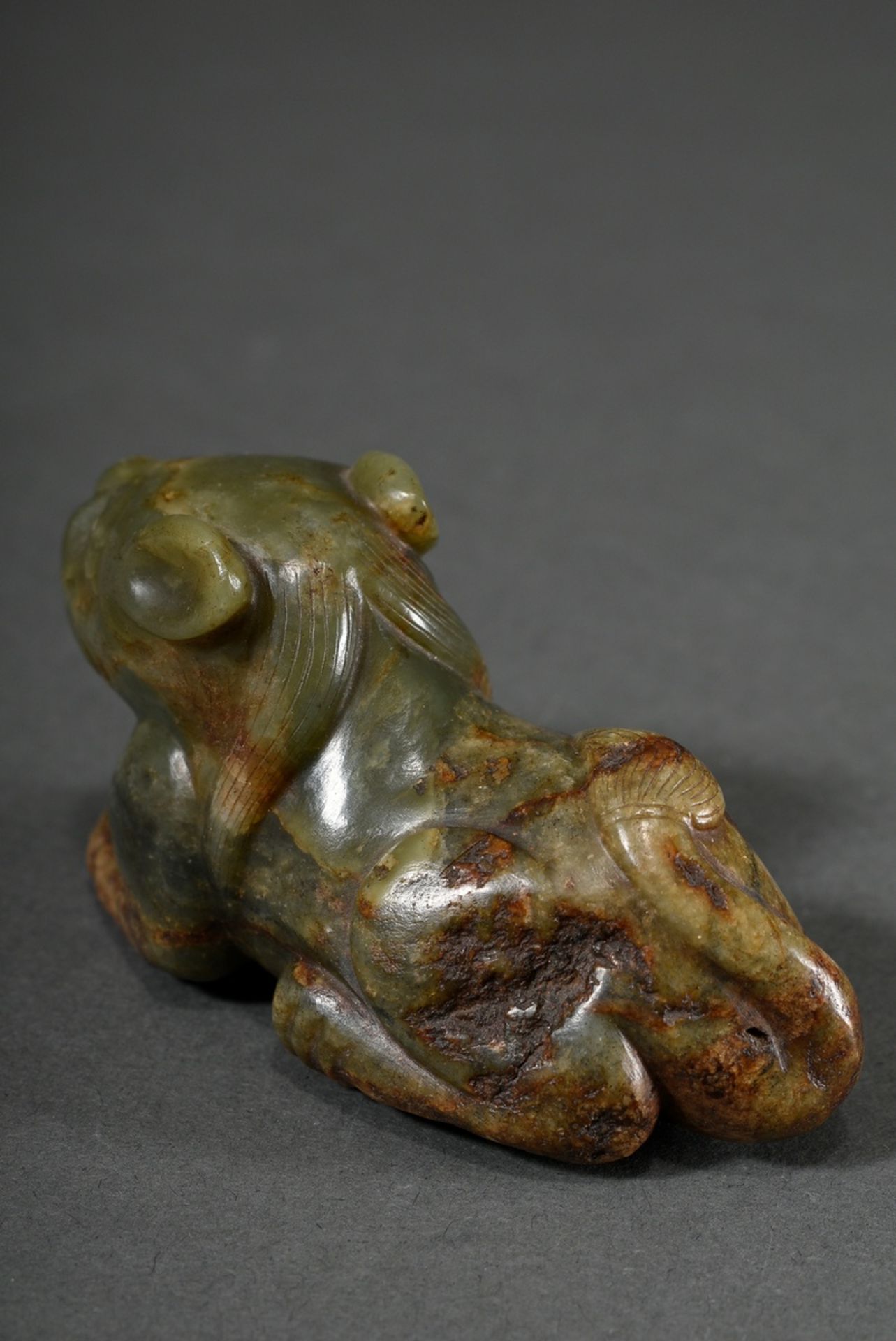 Grünbraune Jade Figur "Liegende Felide" im Ming-Stil, Holzsockel, 4,5x9x4cm, Fehlstellen im Materia - Bild 5 aus 6