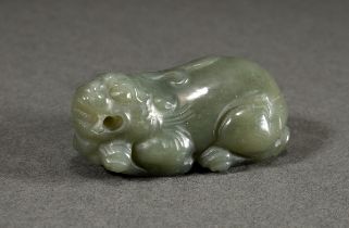 Seladon Jade Schnitzerei "Liegender Qilin" mit durchbohrtem Maul, China, L. 6cm