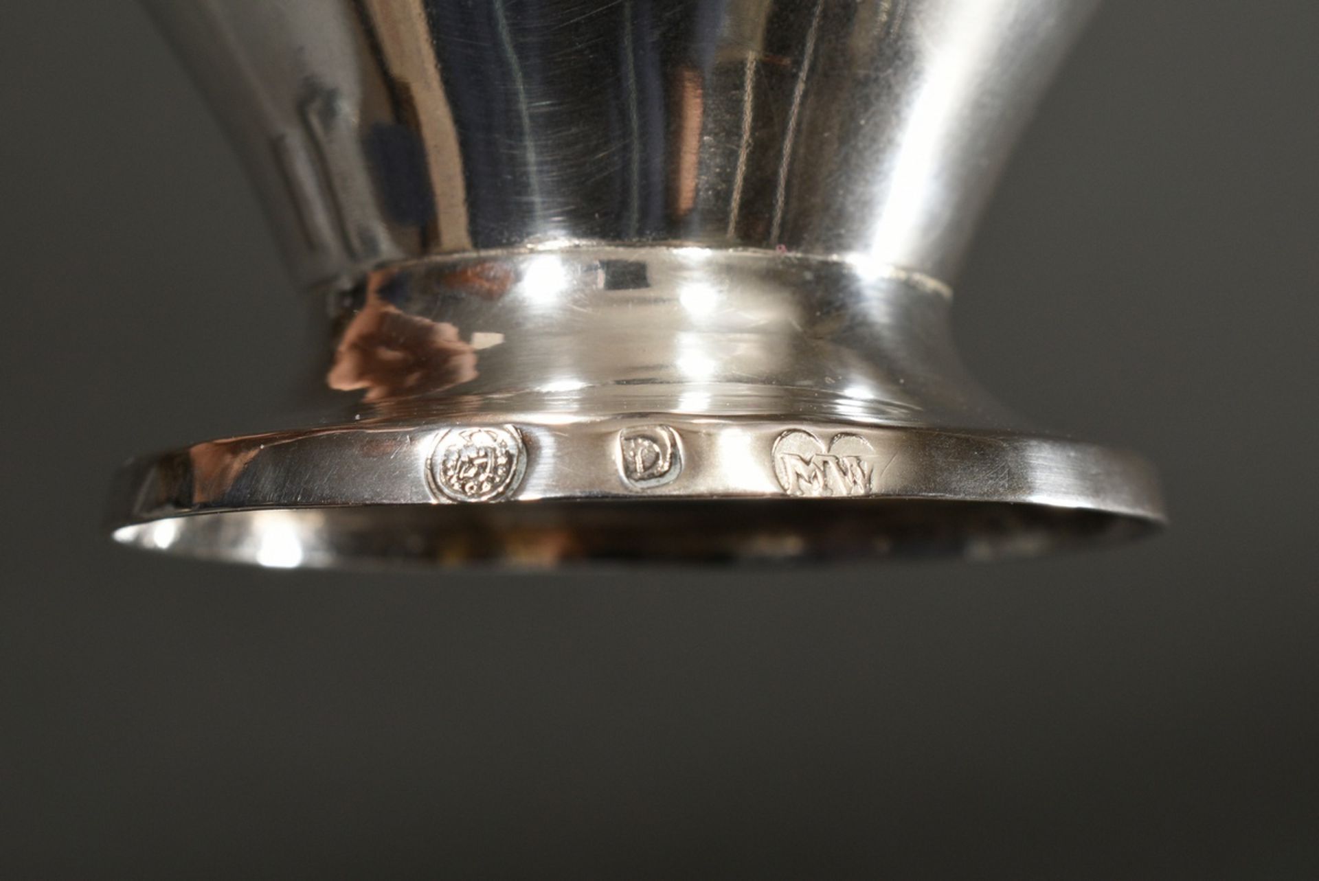 Deckeldose in Urnenform auf Rundfuß mit zarter Gravur Muschel- und Blattbordüre, leicht gewölbter D - Bild 5 aus 5