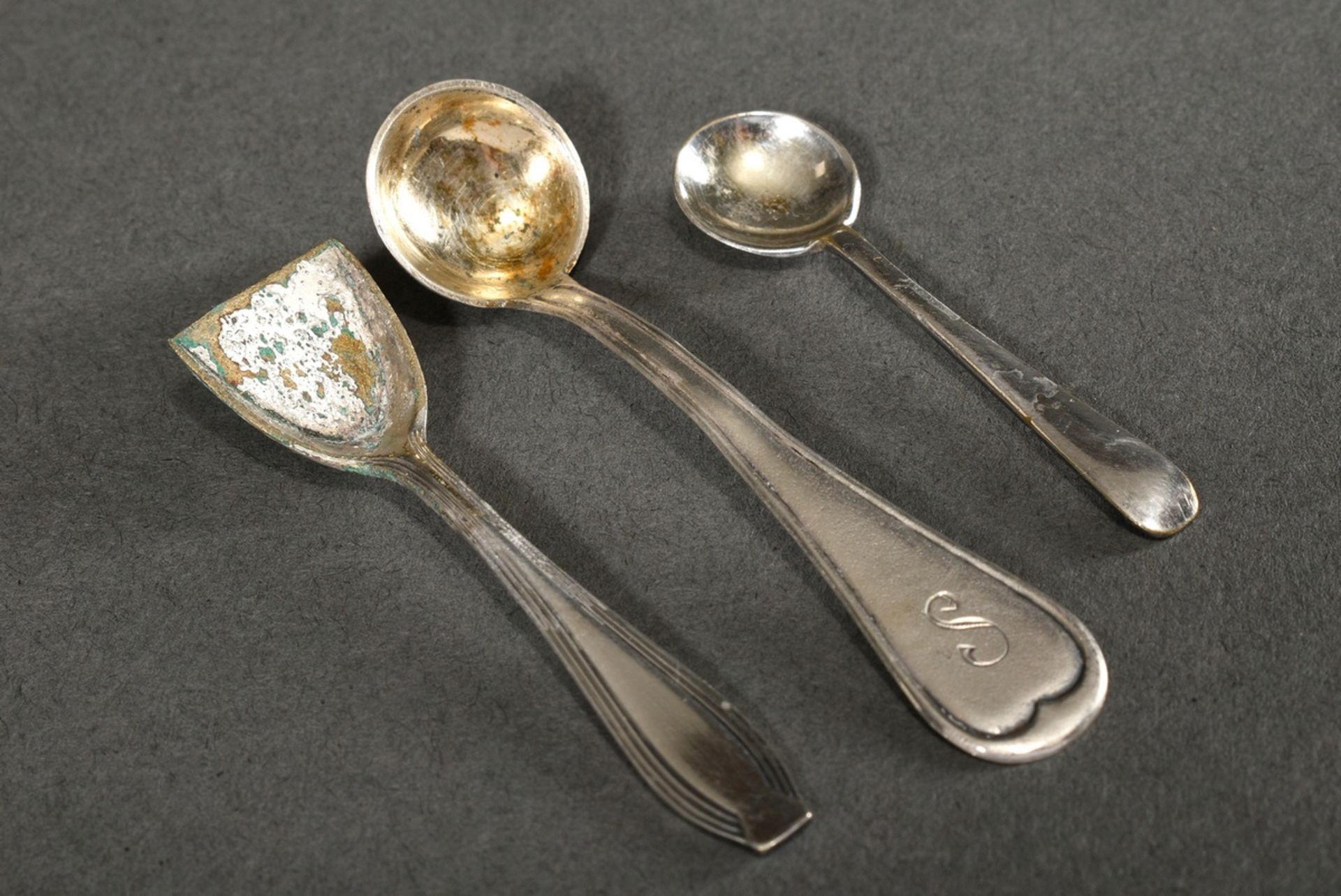 3 Various salvers with faceted glass inserts, silver, total 153g (no glass): Pair of plain on three - Image 2 of 7