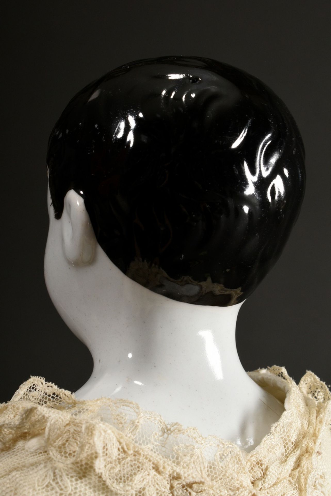 Biedermeier Puppe mit bemaltem Porzellan Brustkopf, blauen Augen, geschlossenem Mund und schwarzen - Bild 3 aus 9
