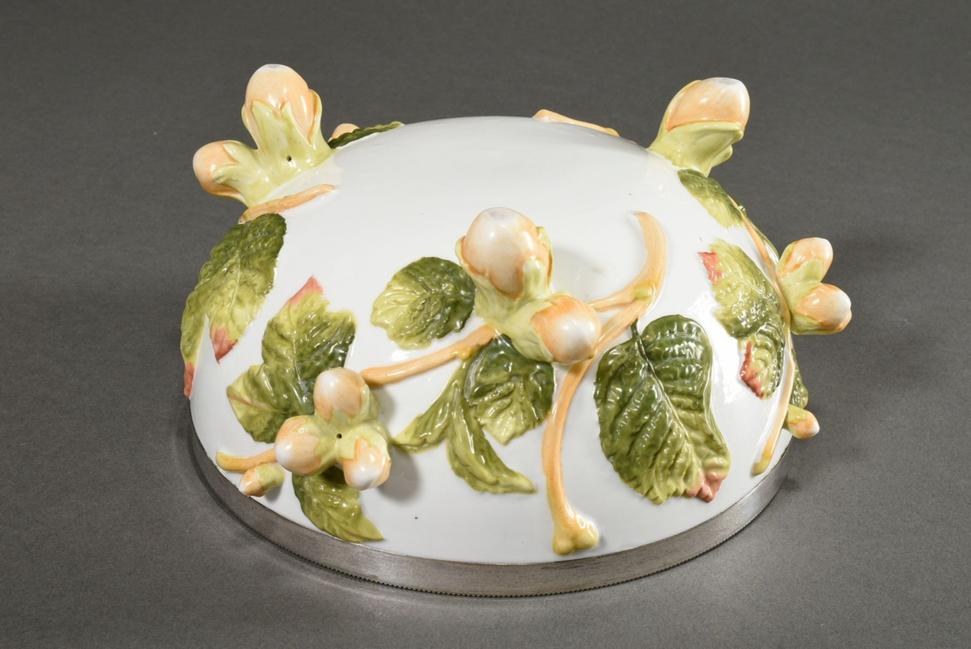 3 Pieces porcelain salad bowl (Ø 21,5cm) and servers (l. 12cm) with sculpted hazelnut decor, color  - Image 3 of 6