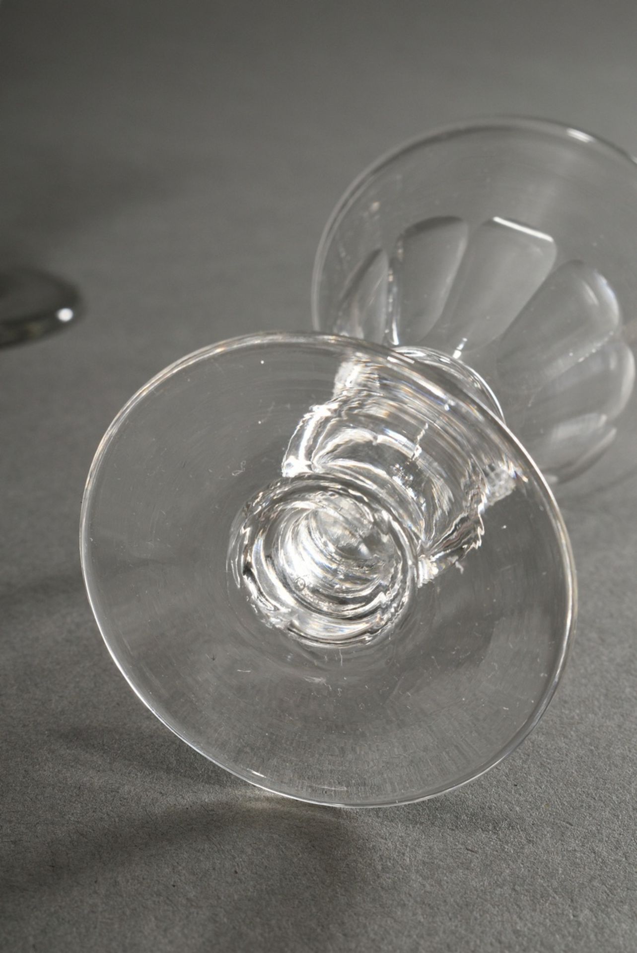 10 Sherry glasses with half surface cut on funnel domes over round foot with nodus in the stem, 1x  - Image 3 of 3