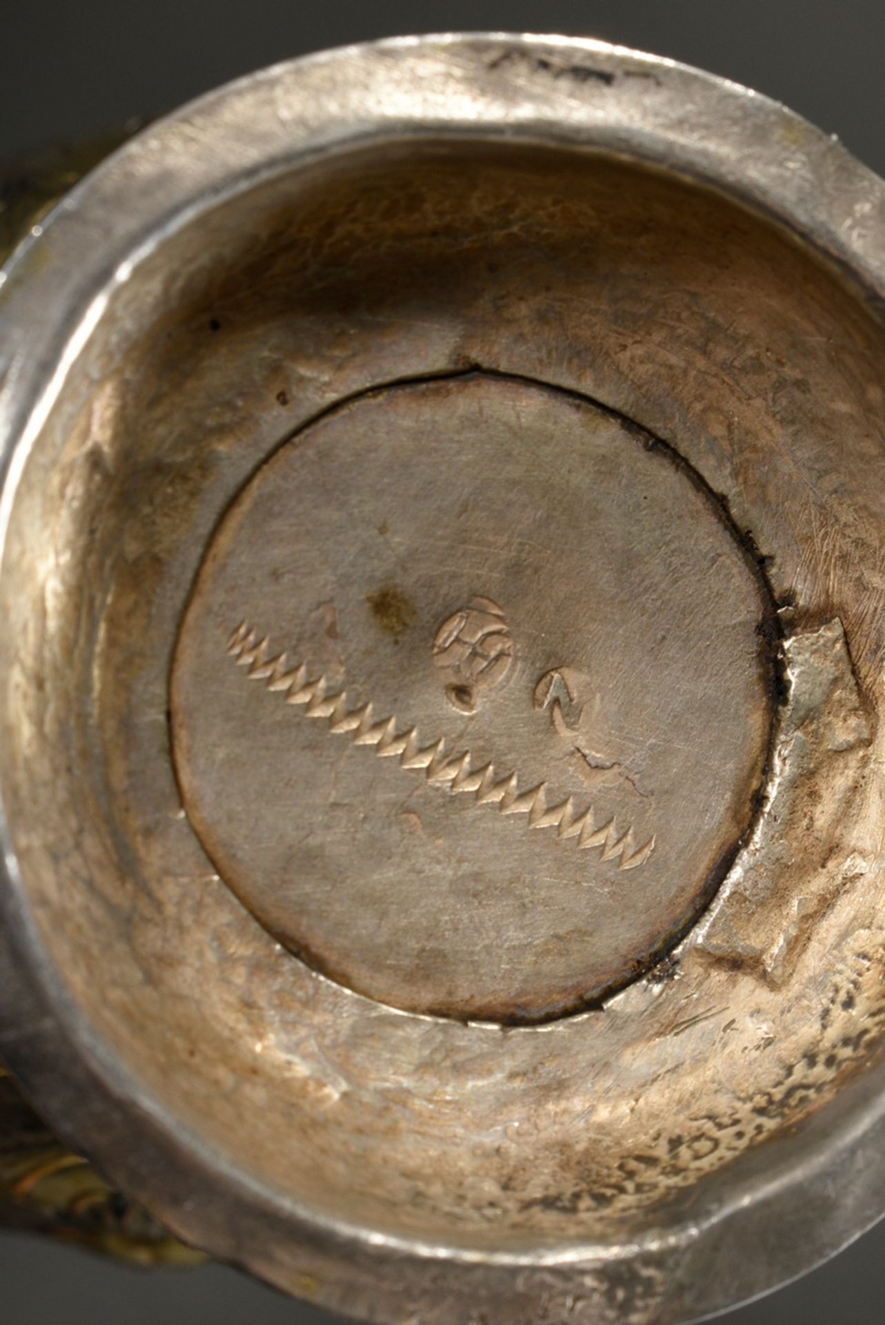 Nürnberger Römer Pokal mit getriebenem Blütenranken Dekor und Lorbeerblatt Manschette unter der Kup - Bild 5 aus 6