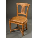 Klassizistischer Nadelholz Stuhl mit geschnitzten Streben in der halbrunden Lehne sowie hellem kapi