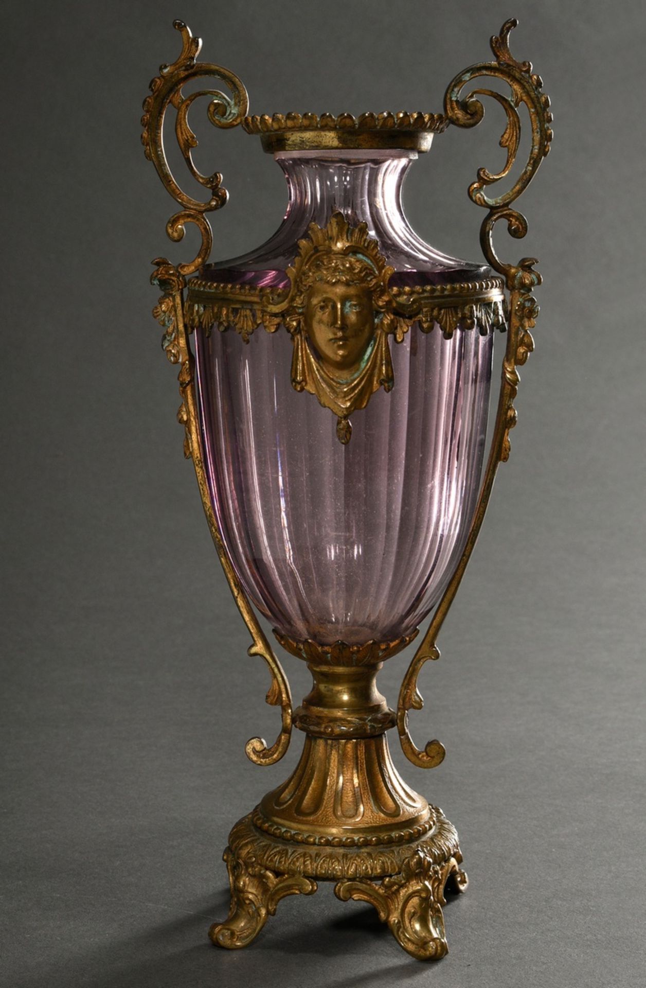 Facettierte Amethystglas Vase mit historisierender Ormolue Montierung und Maskarons, um 1880, H. 25 - Bild 8 aus 8