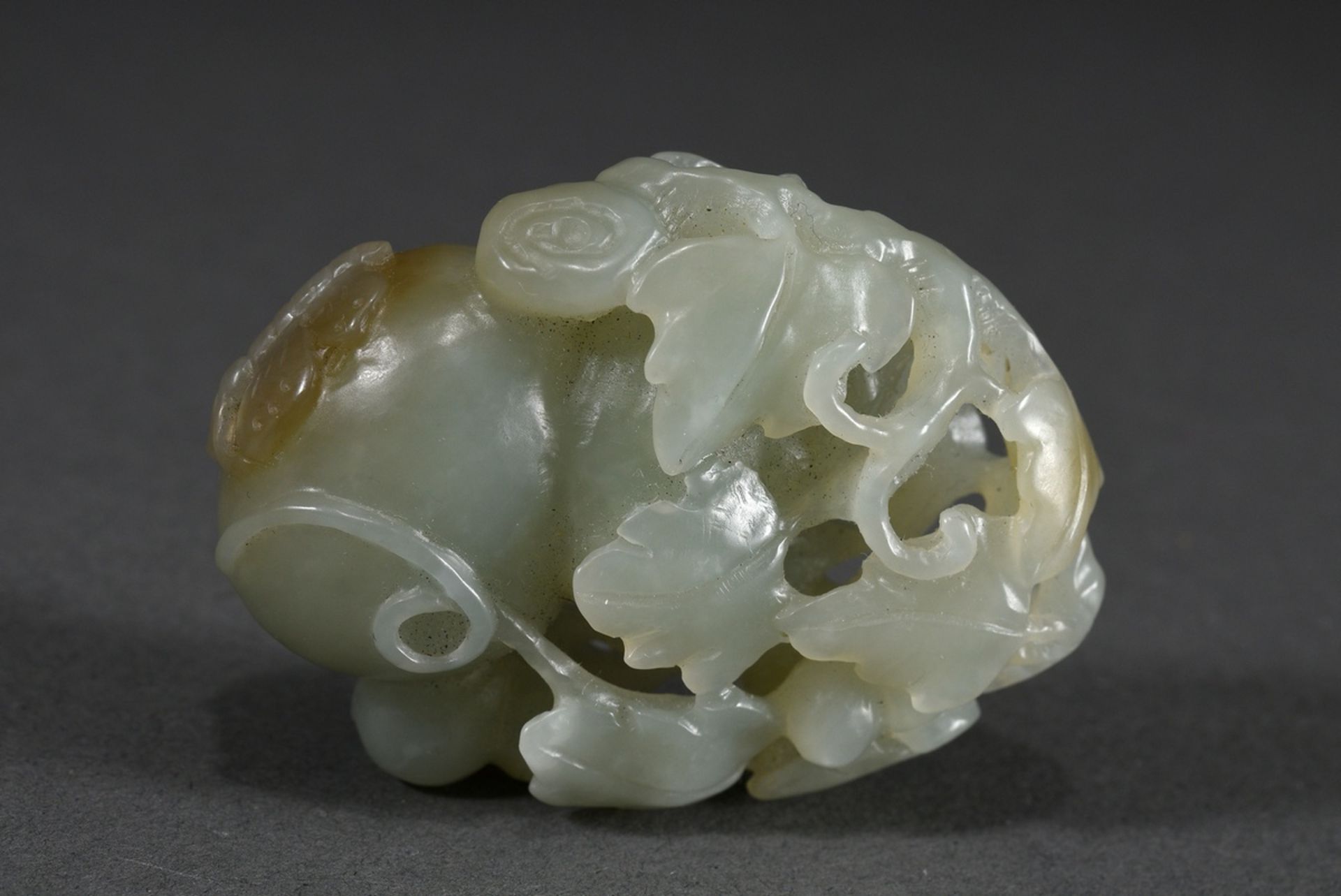 Helles Jade Toggle "Hulu Flaschenkürbisse und Schmetterling", China, 6x4,2x1,8cm