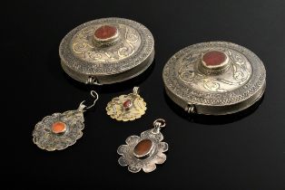 5 Diverse Teile Tekke Turkmenen Schmuck: 2 Amulettdosen "Bozbend" (Ø 7,3cm) und 3 Mantelanhänger (L