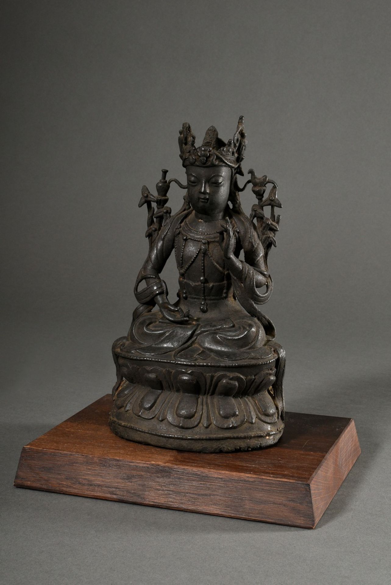 Chinesische Bodhisattva Avalokiteshvara / Guanyin Pusa mit Krone und Schmuck auf Kundika-Vase und K - Bild 10 aus 10