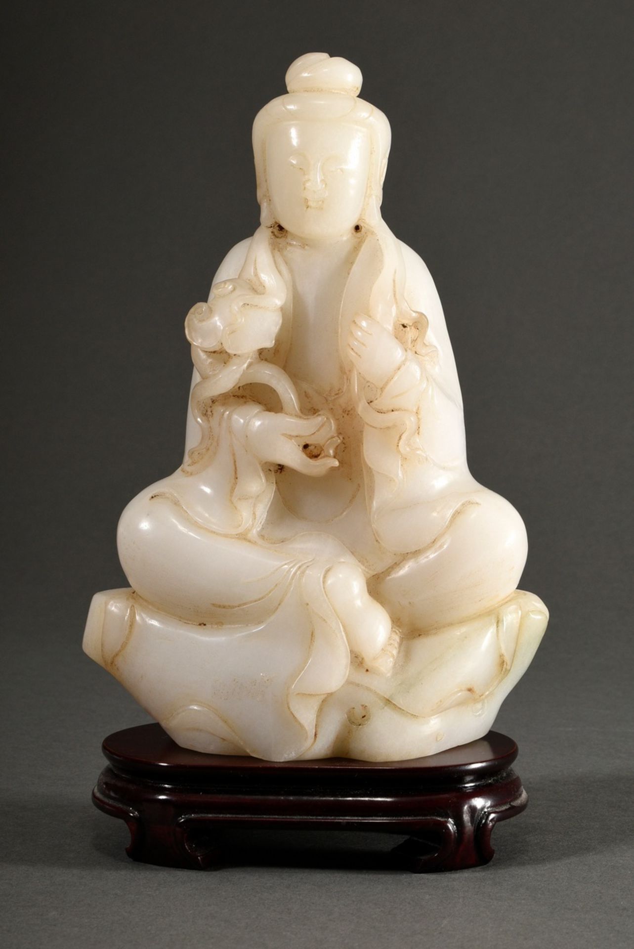 Helle Jade Figur "Sitzender Buddha mit Ruji Zepter" auf dunklem Holz Stand, Qing Dynastie, China, H - Bild 2 aus 7