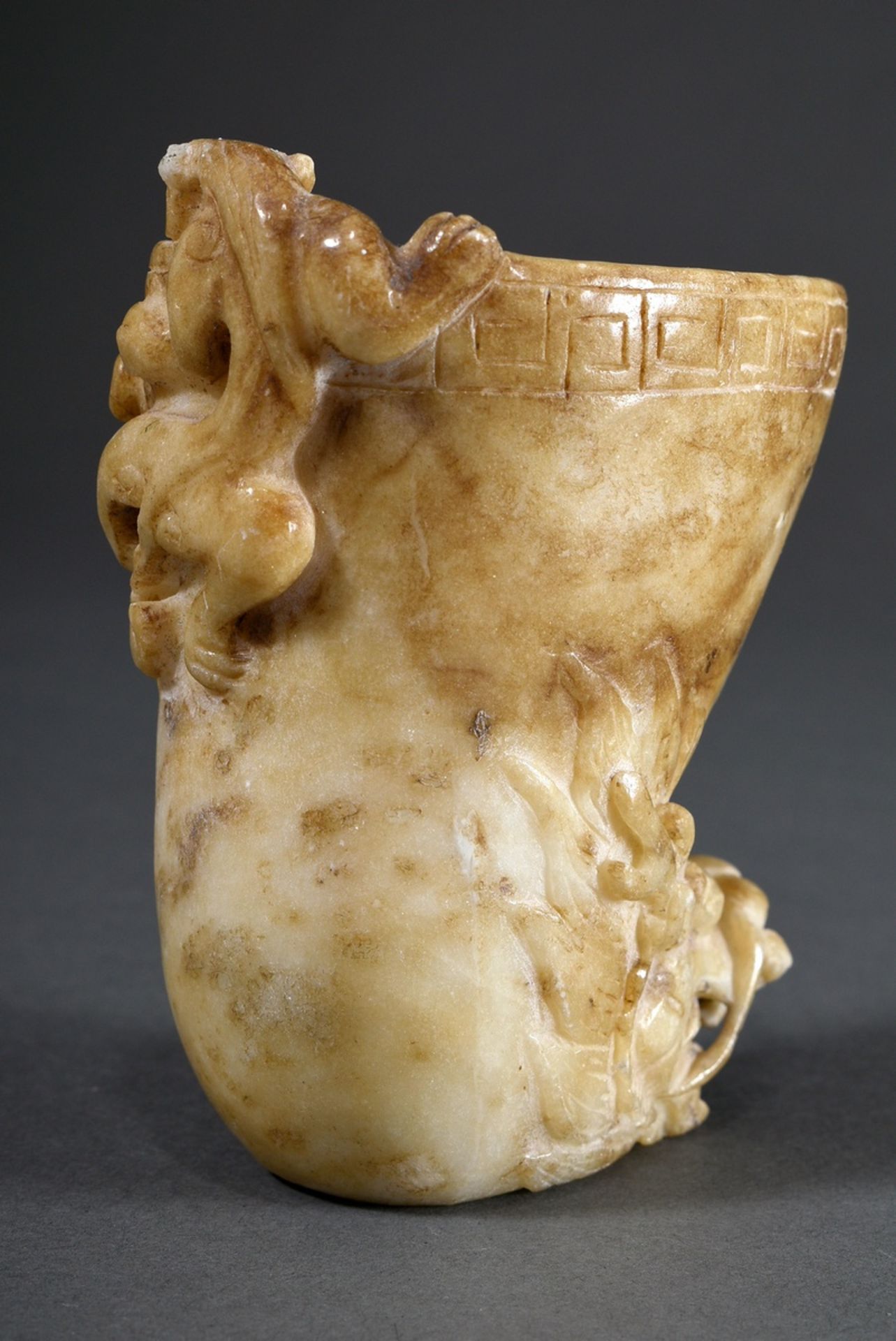 Chinesischer Jade Rhyton mit plastischem Drachenkopf und Chilong sowie umlaufendem Mäanderband, Son - Bild 3 aus 7