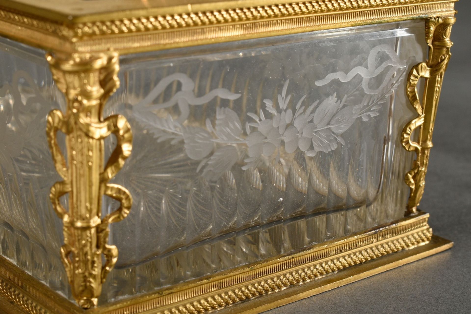 Rechteckiger Kristall Kasten mit feiner feuervergoldeter Montierung und allseitig floralem Schliff, - Bild 3 aus 7