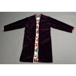 Violetter Samt Kaftan-Mantel mit Ikatfutter, Neuanfertigung nach traditionellem uzbekischem Muster,
