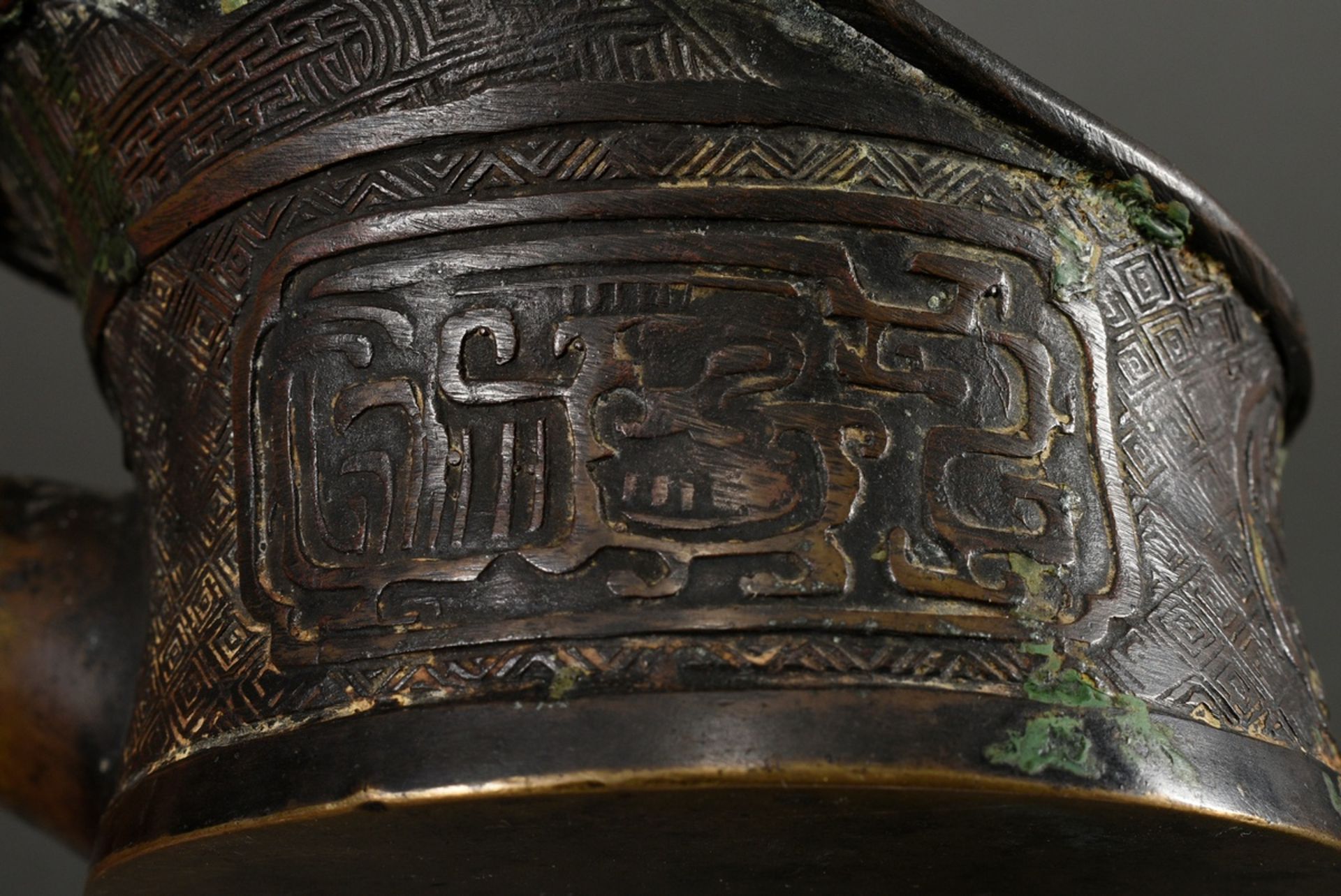 Chinesisches Bügeleisen mit archaischem "Drachendekor auf Leiwen-Grund", flacher Boden und hinten h - Bild 3 aus 9
