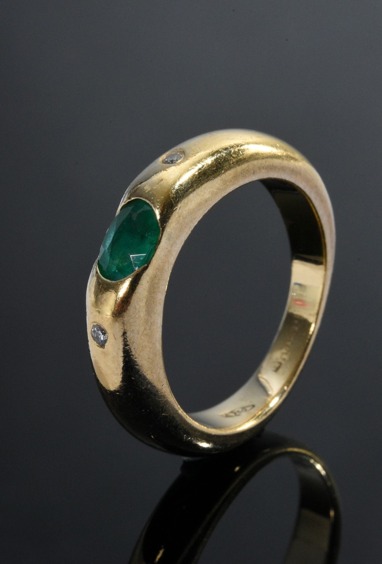 Feiner Gelbgold 750 Bandring mit Smaragd Cabochon (ca. 0.47ct, geölt) und Brillanten (zus. ca. 0.03