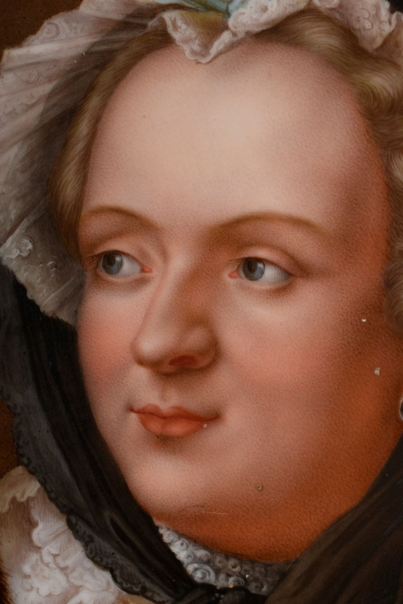 Großes rundes Sevres Tablett mit lupenfeiner Portraitmalerei "Marie Leizinska" in radierter Goldrah - Bild 3 aus 9