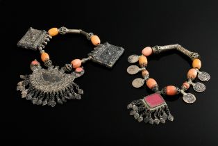 2 Diverse Teile afghanische Ketten: 1 mit 2 eckigen Amulettbehältern und halbrunder Platte sowie fa