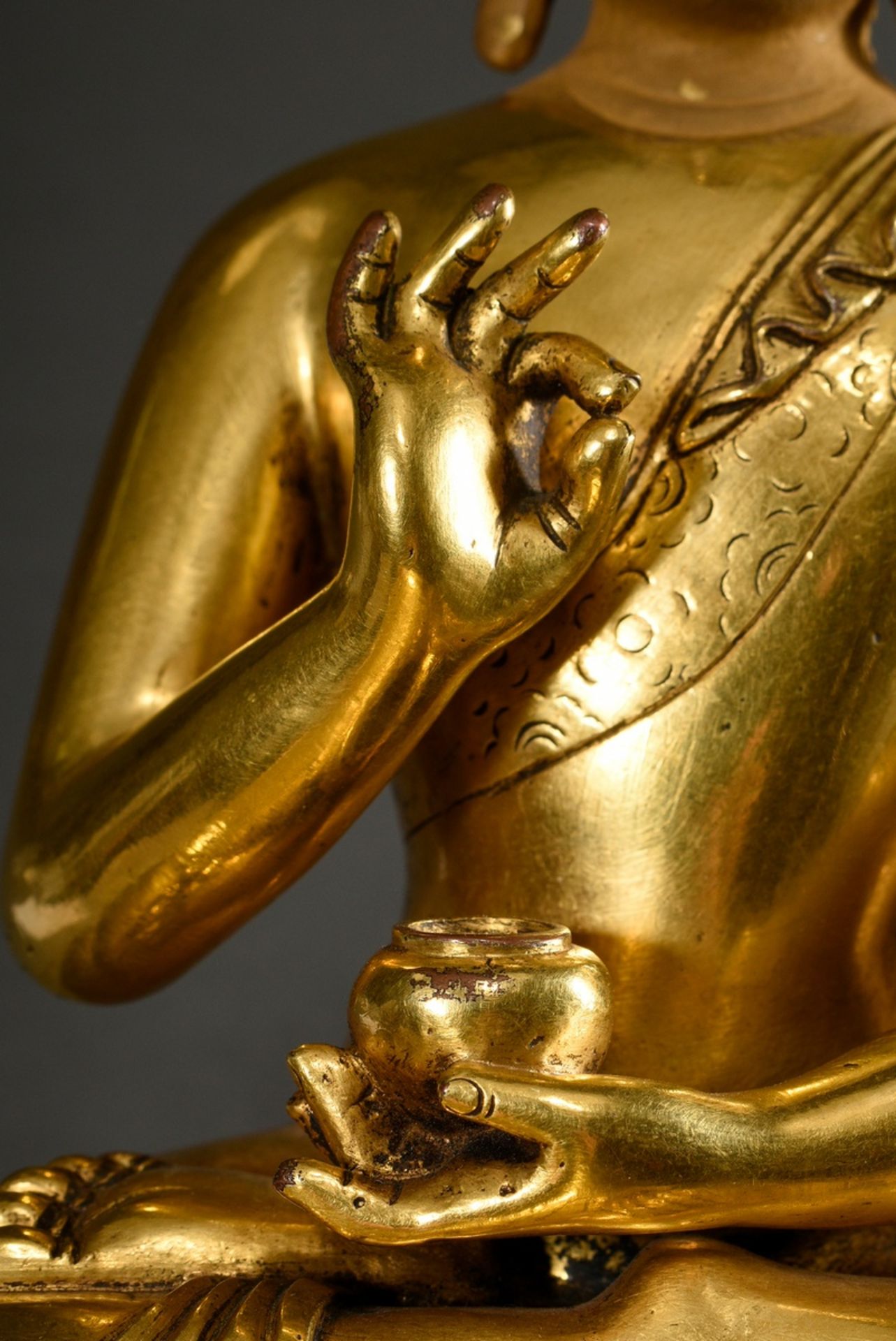 Feine sinotibetische Figur "Buddha in Vitarka Mudra", feuervergoldete Bronze mit polychromer Kaltbe - Bild 6 aus 8