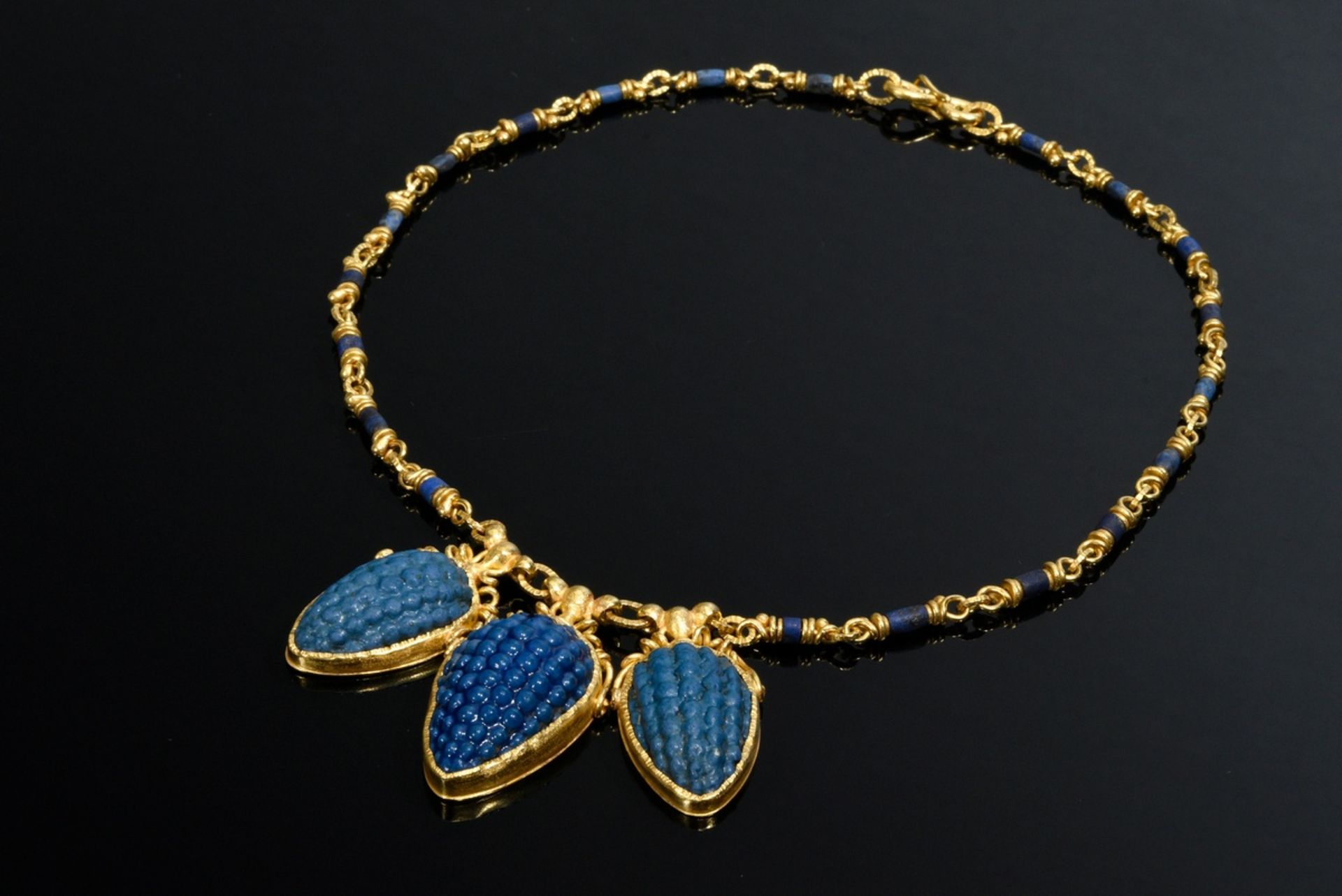 Gelbgold 917 Collier mit Lapislazuli Perlen und 3 blauglasierten Fayence Weintrauben, Ägypten um 13