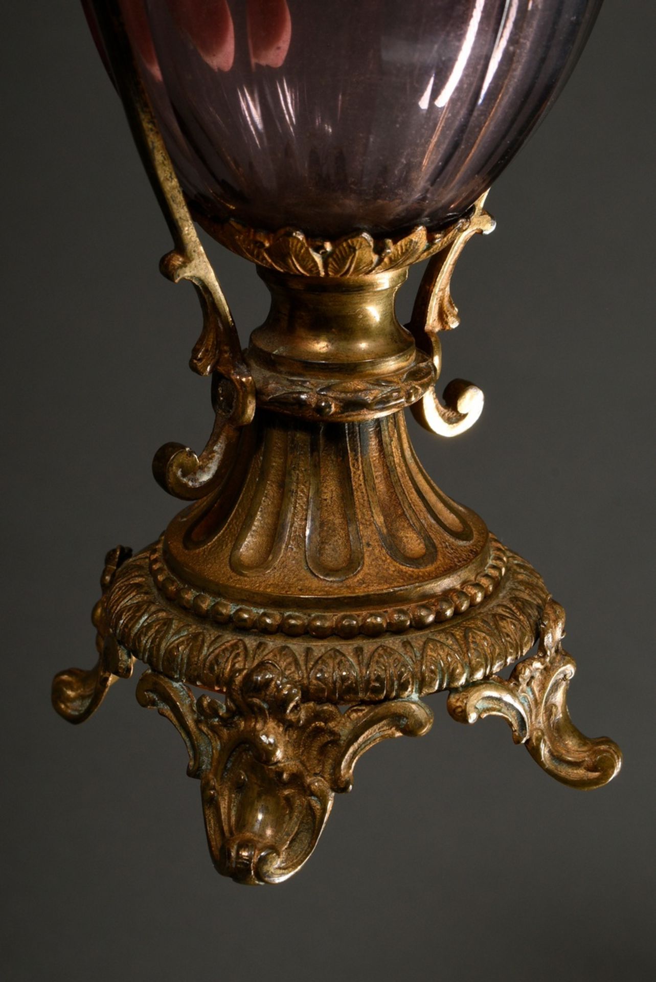 Facettierte Amethystglas Vase mit historisierender Ormolue Montierung und Maskarons, um 1880, H. 25 - Bild 6 aus 8