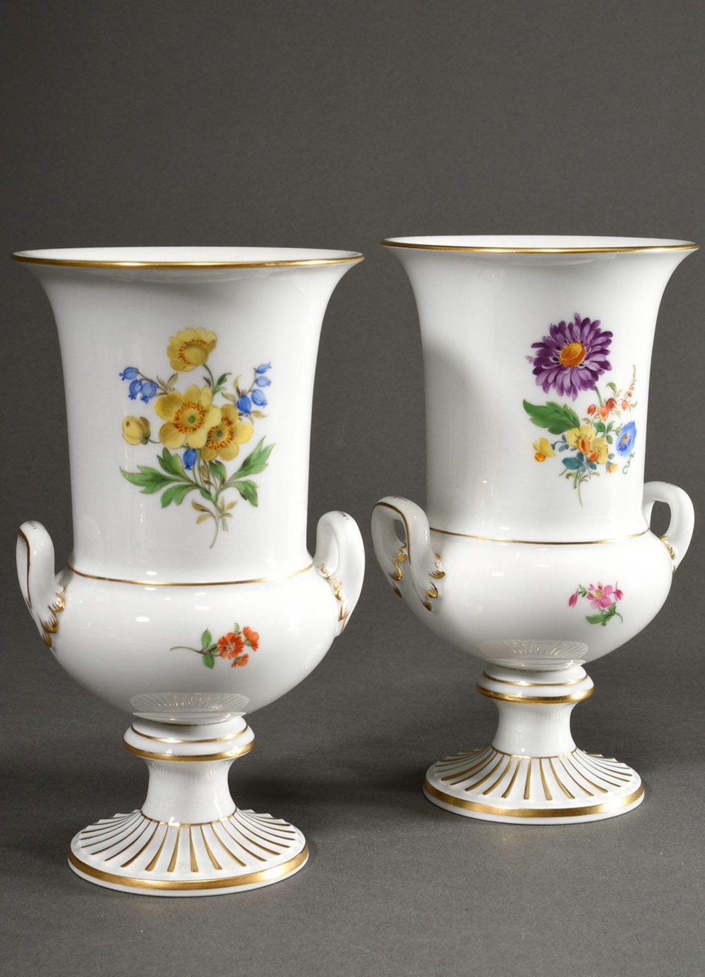 5 Teile Meissen „Deutsche Blume“: 2 Pokalvasen mit Henkel (H. 22cm), 2 diverse runde Deckeldosen (H - Bild 3 aus 7