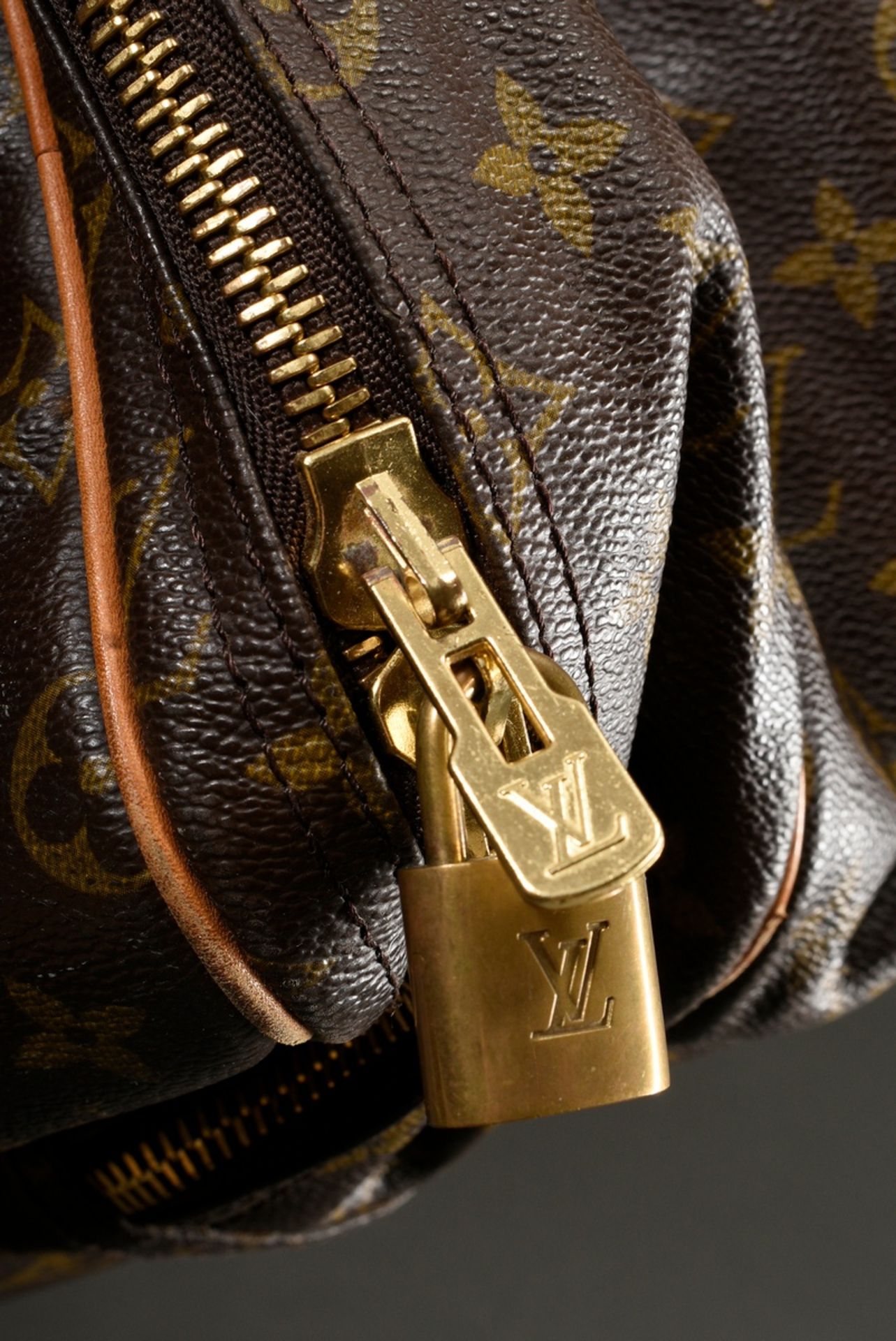 Louis Vuitton Reisetasche "Alize" in Monogramm Canvas, doppelter Zwei-Wege Reißverschluss mit zwei  - Bild 6 aus 11