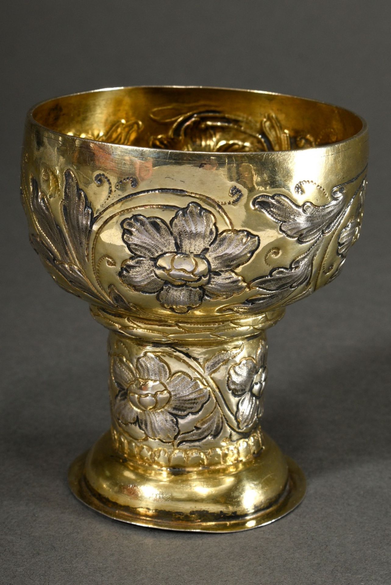 Nürnberger Römer Pokal mit getriebenem Blütenranken Dekor und Lorbeerblatt Manschette unter der Kup - Bild 3 aus 6