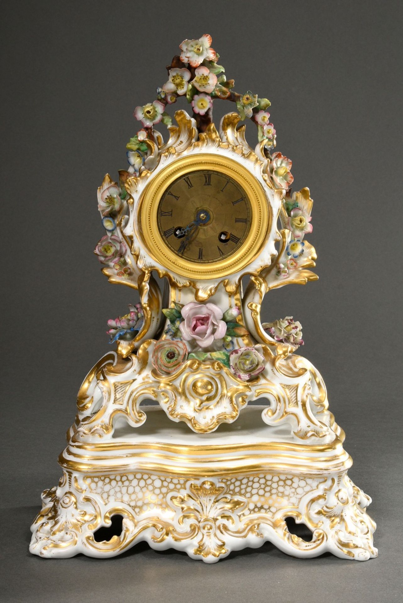 Biedermeier Porzellan Pendule mit reich ornamentiertem und floral dekoriertem Gehäuse auf Rocaille 