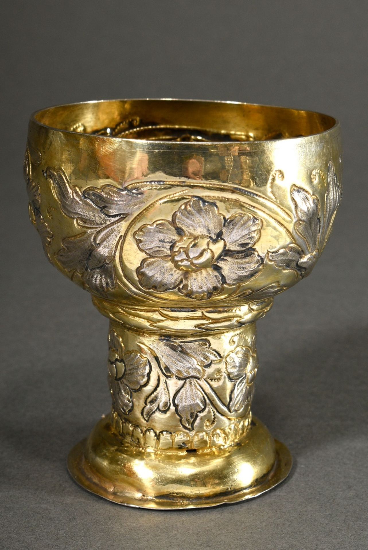 Nürnberger Römer Pokal mit getriebenem Blütenranken Dekor und Lorbeerblatt Manschette unter der Kup - Bild 2 aus 6