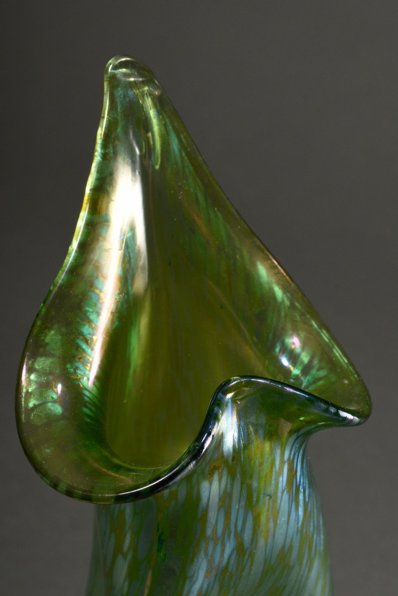 Loetz Wwe. Vase in vegetabiler sog. Rosensprenkler Form mit hohem dreifach eingedelltem Hals und gr - Bild 4 aus 4